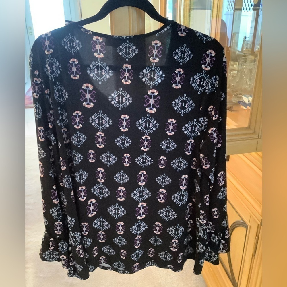 XL STYLE & CO BELL SLEEVE TOP, PRETTY PRINT ON BLACK BACKGROUND - Picture 2 of 6